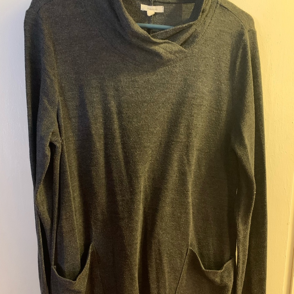 Long sleeve sweater with pockets